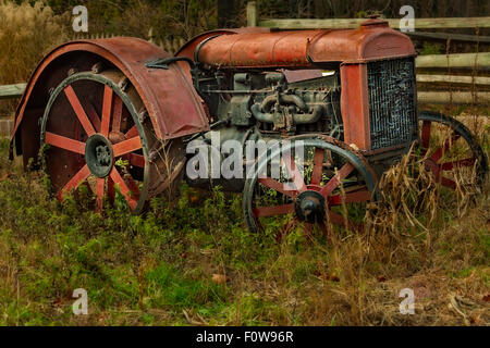 Fordson tracteur agricole du début des années 1900 dans une ferme du pays. Banque D'Images