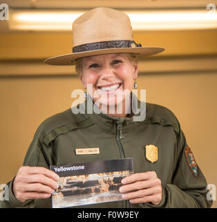 Le Parc National de Yellowstone Park Ranger marie l. Cavalier de l'accueil des visiteurs à l'entrée du parc West Yellowstone, Wyoming, USA Banque D'Images