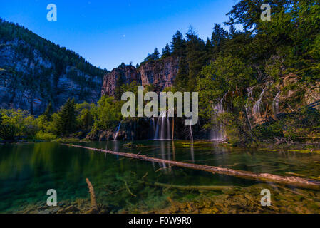 Hanging Lake dans la nuit par un couvercle de lune, Glenwood Canyon Colorado Banque D'Images