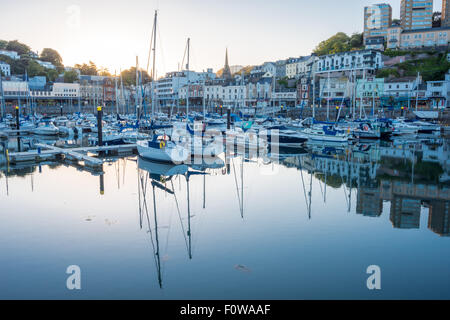 Tôt le matin à la tranquillité le port de Torquay Devon UK Banque D'Images