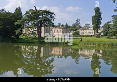 Compton Verney House dans le Warwickshire, vu de l'autre côté du lac ; il abrite aujourd'hui un art gallery Banque D'Images