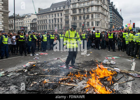 Les protestataires allumer un feu, au cours de l'Assemblée du peuple Anti-Austerity Mars dans le centre de Londres comprend : Atmosphère Où : London, Royaume-Uni Quand : 20 Oct 2015 Banque D'Images