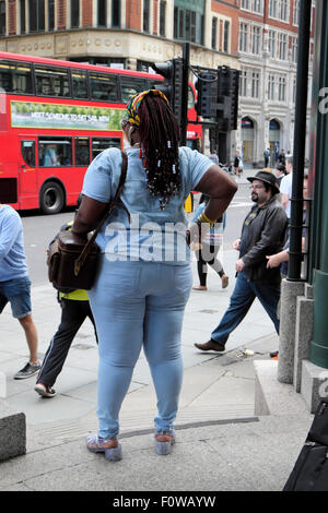 Vue arrière de l'embonpoint attrayant femme noire en jeans serrés sur une rue de la ville de London, UK KATHY DEWITT Banque D'Images