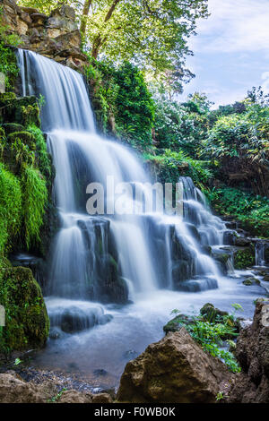 La chute d'eau connue sous le nom de la Cascade sur le Bowood Estate dans le Wiltshire en été. Banque D'Images