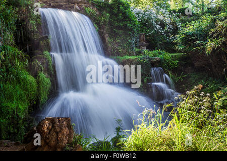 La chute d'eau connue sous le nom de la Cascade sur le Bowood Estate dans le Wiltshire en été. Banque D'Images