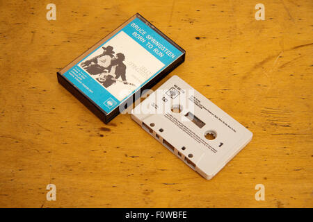 Bruce Springsteen 1976 album Born to Run sur cassette avec étui et sur une surface en bois. Graphique avec « The Boss » identique à la pochette de l'album vinyle. Banque D'Images