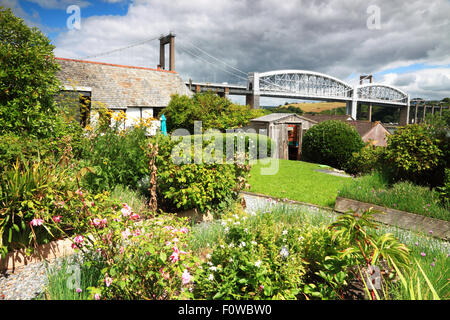 Avis de Tamar Road Bridge et Royal Albert Bridge du jardin de Mary Newman's Cottage, Saltash, Cornwall. Banque D'Images