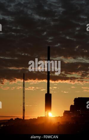 Brighton UK Vendredi 21 Août 2015 - Le soleil se couche derrière la tour d'observation i360 qui est construit sur le front de mer de Brighton après une longue journée chaude de la météo . Les prévisions pour demain est un autre jour de lumière du soleil chaude Crédit : Simon Dack/Alamy Live News Banque D'Images