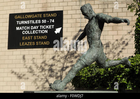 Statue de Jackie Milburn Le footballeur à l'extérieur de St James' Park à Newcastle-upon-Tyne, en Angleterre. Banque D'Images