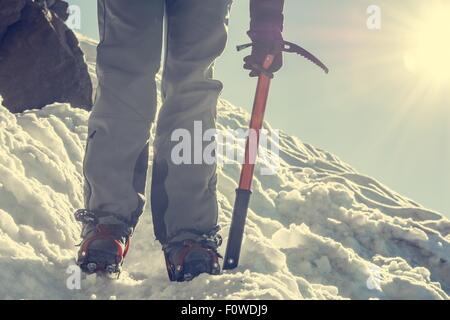 Close up of des chaussures de randonnée avec crampons et piolet. Banque D'Images