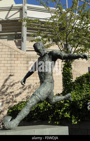 Statue de Jackie Milburn Le footballeur à l'extérieur de St James' Park à Newcastle-upon-Tyne, en Angleterre. Banque D'Images