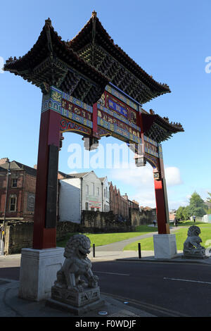 La porte de Chinois dans le quartier chinois, Newcastle-upon-Tyne, en Angleterre. La porte colorée est décorée avec des caractères chinois. Banque D'Images