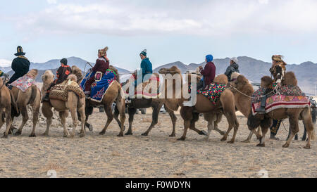 Le chameau racers, Eagle Festival, Olgii, l'ouest de la Mongolie Banque D'Images