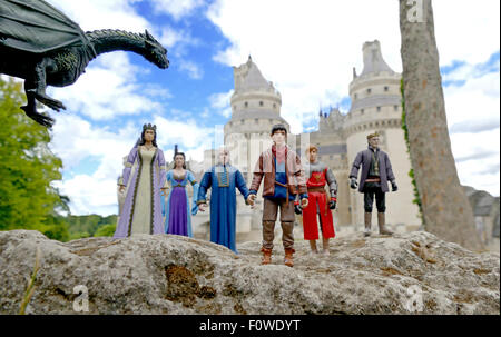 Jouet action figures de la télévision BBC série 'Merlin' il au Château de Pierrefonds / Château de Pierrefonds en France. Banque D'Images