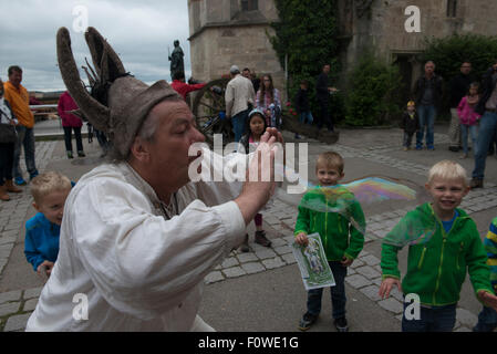 Un artiste de rue souffle des bulles de savon géantes pour amuser les enfants au Château de Hohenzollern, Bade-Wurtemberg, Allemagne Banque D'Images