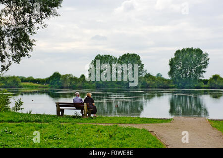 Couple assis sur un banc avec vue sur le lac, St Chad's Water off Wilne Rd, Derby Banque D'Images