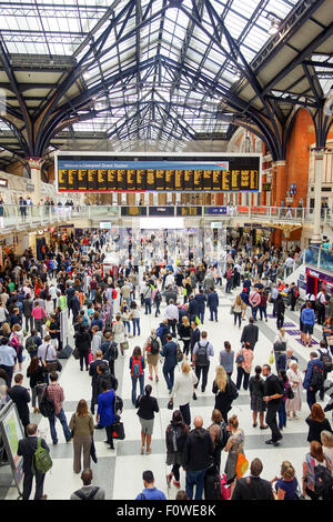 Le hall principal de la gare de Liverpool Street, pendant une longue heure de pointe. Banque D'Images