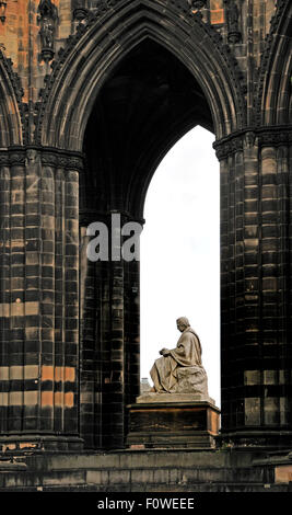 Le Scott monument à Edinburgh Princes Street Gardens contient une statue de Sir Walter Scott Banque D'Images