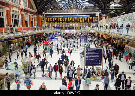 La gare de Liverpool Street, pendant une longue heure de pointe. Banque D'Images