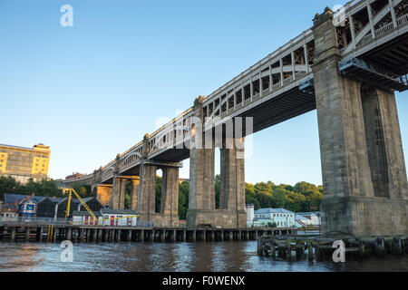 Le pont de haut niveau. Bus et train pont qui enjambe la rivière Tyne entre Newcastle upon Tyne et Gateshead. Banque D'Images