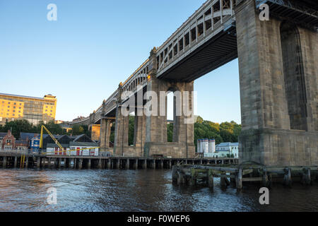 Le pont de haut niveau. Bus et train pont qui enjambe la rivière Tyne entre Newcastle upon Tyne et Gateshead. Banque D'Images