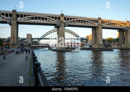 Le pont de haut niveau. Bus et train pont qui enjambe la rivière Tyne entre Newcastle upon Tyne et Gateshead. Banque D'Images