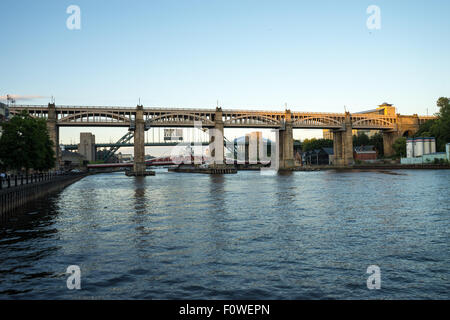 Le pont de haut niveau. Bus et train pont qui enjambe la rivière Tyne entre Newcastle upon Tyne et Gateshead. Banque D'Images