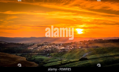 Incroyable coucher du soleil plus petite ville Toscane en Italie Banque D'Images