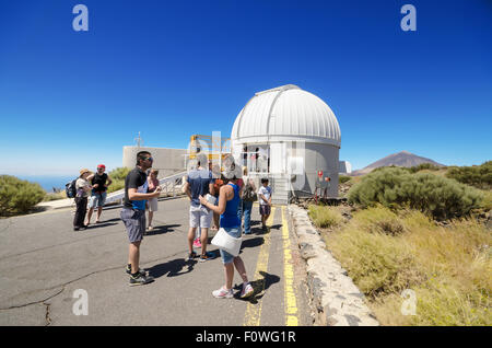 Visite touristique télescopes de l'observatoire astronomique de Teide, le 7 juillet 2015 à Tenerife, Iles Canaries, Espagne. Banque D'Images