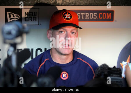 Houston, Texas, USA. 21 août, 2015. Houston, TX, USA. Août 21, 2015. Astros de Houston manager A.J. Hinch # 14 vise le support avant de la MLB baseball interleague match entre les Astros de Houston et Les Dodgers de Los Angeles de Minute Maid Park de Houston, TX. Image Crédit : Erik Williams/Cal Sport Media. Credit : csm/Alamy Live News Banque D'Images