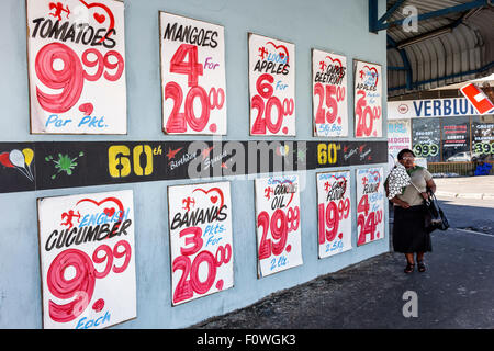 Cape Town Afrique du Sud,Woodstock,Victoria Road,Balmoral Grocery Store,supermarché,afficher la vente de nourriture,enseignes,prix,produits,SAfri150311017 Banque D'Images