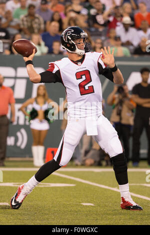 East Rutherford, New Jersey, USA. Août 21, 2015. Atlanta Falcons Quarterback Matt Ryan (2) jette une note au cours de la NFL match entre les Falcons d'Atlanta et le New York Jets à MetLife Stadium à East Rutherford, New Jersey. Christopher Szagola/CSM/Alamy Live News Banque D'Images