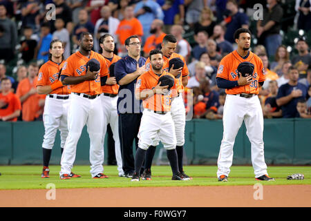 Houston, Texas, USA. 21 août, 2015. Houston, TX, USA. Août 21, 2015. Les membres de l'Astros de Houston pendant l'hymne national avant la MLB baseball interleague match entre les Astros de Houston et Les Dodgers de Los Angeles de Minute Maid Park de Houston, TX. Image Crédit : Erik Williams/Cal Sport Media. Credit : csm/Alamy Live News Banque D'Images