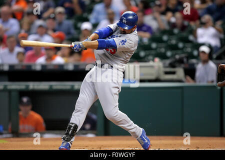 Houston, Texas, USA. 21 août, 2015. Houston, TX, USA. Août 21, 2015. Le joueur de premier but des Dodgers de Los Angeles, Adrian Gonzalez (23) pivote et frappe un ballon pour un au cours de la MLB baseball interleague match entre les Astros de Houston et Les Dodgers de Los Angeles de Minute Maid Park de Houston, TX. Image Crédit : Erik Williams/Cal Sport Media. Credit : csm/Alamy Live News Banque D'Images