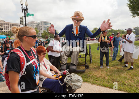 Les personnes en fauteuil roulant et leur rallye familial et mars sur la colline du Capitole à l'appui de la Loi sur les Américains handicapés Banque D'Images