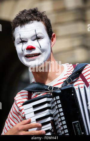 Freddy Crossley jouant un accordéon et de publicité un spectacle au Edinburgh Fringe Festival, High Street, Royal Mile, Édimbourg, Sc Banque D'Images