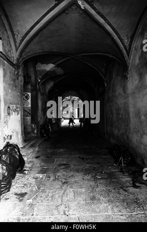 Un vieux couloir sombre avec la lumière provenant de l'arche. Lucca, Italie Banque D'Images