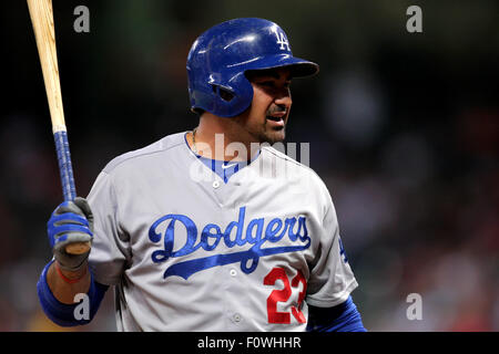 Houston, Texas, USA. 21 août, 2015. Houston, TX, USA. Août 21, 2015. Le joueur de premier but des Dodgers de Los Angeles, Adrian Gonzalez (23) revient à la maison arbitre Jean Tumpane après suppression, au cours de la MLB baseball interleague match entre les Astros de Houston et Les Dodgers de Los Angeles de Minute Maid Park de Houston, TX. Image Crédit : Erik Williams/Cal Sport Media. Credit : csm/Alamy Live News Banque D'Images