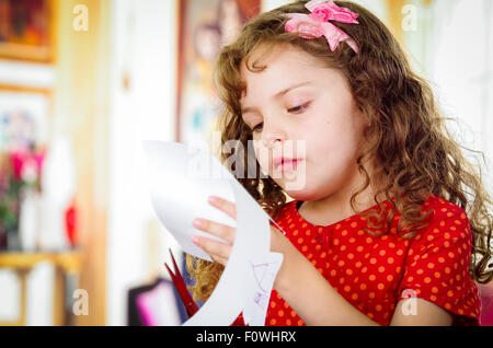 Cute girl papier avec des ciseaux de coupe Banque D'Images