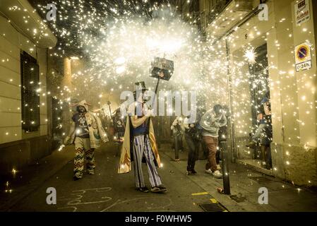 Barcelone, Catalogne, Espagne. Août 21, 2015. Porteur de feu d'artifice de leur jeu au cours de la 'corefocs à la "Festa Major de Gracia' Credit : Matthias Rickenbach/ZUMA/Alamy Fil Live News Banque D'Images