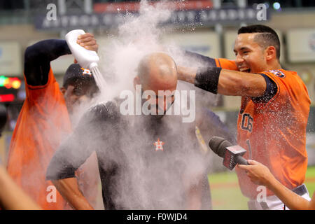 Houston, Texas, USA. 21 août, 2015. Houston, TX, USA. Août 21, 2015. Astros de Houston pitcher Mike Flers # 54 est arrosé de poudre par ses coéquipiers après son no-hitter comme les Astros de Houston défait les Dodgers de Los Angeles de Minute Maid Park de Houston, TX. Image Crédit : Erik Williams/Cal Sport Media. Credit : csm/Alamy Live News Banque D'Images