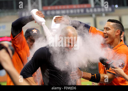 Houston, Texas, USA. 21 août, 2015. Houston, TX, USA. Août 21, 2015. Astros de Houston pitcher Mike Flers # 54 est arrosé de poudre par ses coéquipiers après son no-hitter comme les Astros de Houston défait les Dodgers de Los Angeles de Minute Maid Park de Houston, TX. Image Crédit : Erik Williams/Cal Sport Media. Credit : csm/Alamy Live News Banque D'Images