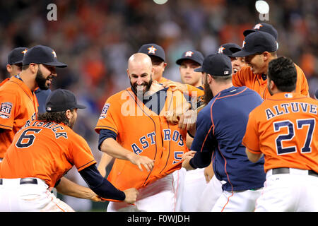 Houston, Texas, USA. 21 août, 2015. Houston, TX, USA. Août 21, 2015. Astros de Houston pitcher Mike Flers # 54 est assailli par des coéquipiers après son no-hitter comme les Astros de Houston défait les Dodgers de Los Angeles de Minute Maid Park de Houston, TX. Image Crédit : Erik Williams/Cal Sport Media. Credit : csm/Alamy Live News Banque D'Images