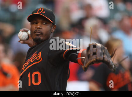 Baltimore, Maryland, USA. 21 août, 2015. Baltimore Orioles CF Adam Jones (10) se réchauffe avant le début de la partie. Twins du Minnesota vs Baltimore Orioles à l'Oriole Park at Camden Yards de Baltimore, MD, le 21 août 2015. Photo/ Mike Buscher/Cal Sport Media Credit : Cal Sport Media/Alamy Live News Banque D'Images