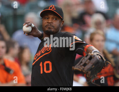 Baltimore, Maryland, USA. 21 août, 2015. Baltimore Orioles CF Adam Jones (10) se réchauffe avant le début de la partie. Twins du Minnesota vs Baltimore Orioles à l'Oriole Park at Camden Yards de Baltimore, MD, le 21 août 2015. Photo/ Mike Buscher/Cal Sport Media Credit : Cal Sport Media/Alamy Live News Banque D'Images