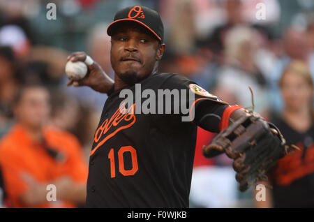 Baltimore, Maryland, USA. 21 août, 2015. Baltimore Orioles CF Adam Jones (10) se réchauffe avant le début de la partie. Twins du Minnesota vs Baltimore Orioles à l'Oriole Park at Camden Yards de Baltimore, MD, le 21 août 2015. Photo/ Mike Buscher/Cal Sport Media Credit : Cal Sport Media/Alamy Live News Banque D'Images