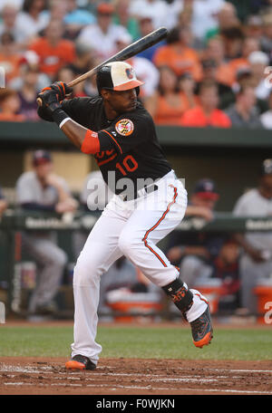 Baltimore, Maryland, USA. 21 août, 2015. Baltimore Orioles CF Adam Jones (10) à la batte. Twins du Minnesota vs Baltimore Orioles à l'Oriole Park at Camden Yards de Baltimore, MD, le 21 août 2015. Photo/ Mike Buscher/Cal Sport Media Credit : Cal Sport Media/Alamy Live News Banque D'Images