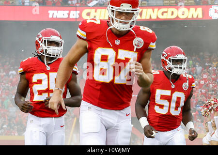 Kansas City, Missouri, États-Unis. Août 21, 2015. Kansas City Chiefs running back Jamaal Charles (25) et le Kansas City Chiefs en dehors de secondeur Justin Houston (50) prendre le terrain au cours de la NFL preseason match entre les Seattle Seahawks et les Kansas City Chiefs au Arrowhead Stadium de Kansas City, MO Tim Warner/CSM. Credit : Cal Sport Media/Alamy Live News Banque D'Images