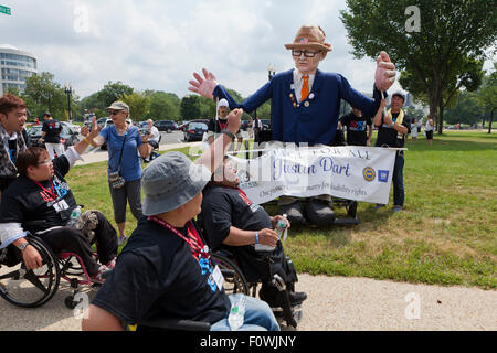 Les personnes en fauteuil roulant et leur rallye familial et mars sur la colline du Capitole à l'appui de la Loi sur les Américains handicapés Banque D'Images