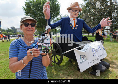 Les personnes en fauteuil roulant et leur rallye familial et mars sur la colline du Capitole à l'appui de la Loi sur les Américains handicapés Banque D'Images